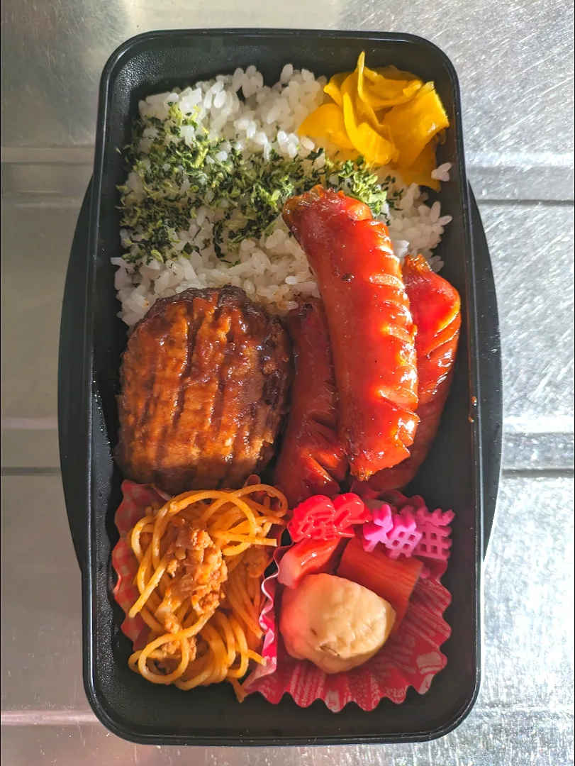 Snapdishの料理写真:旦那弁当　2023/10/20

チーズインハンバーグ
ウインナー
ミートパスタ
かまぼこ&カニカマ|ユキヨメ♪さん