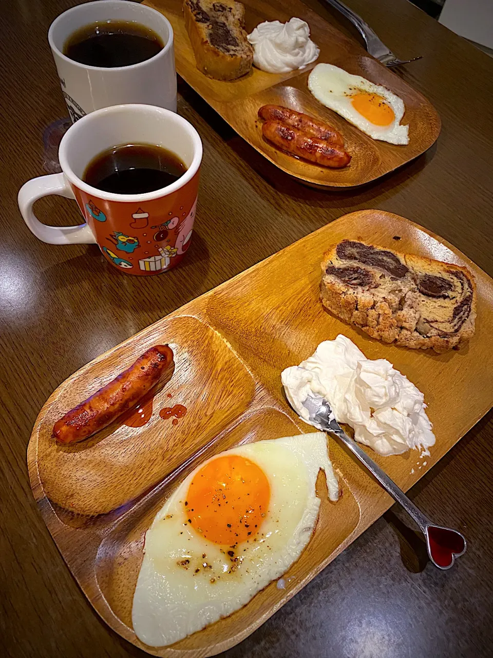 目玉焼き　焼きソーセージ　チョコレートバブカブレッド　ホイップクリーム　コーヒー|ch＊K*∀o(^^*)♪さん