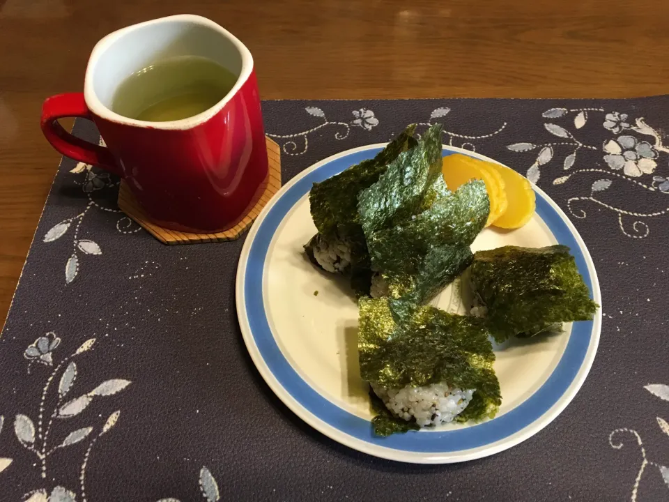 おにぎり、沢庵、熱い日本茶(朝ご飯)|enarinさん