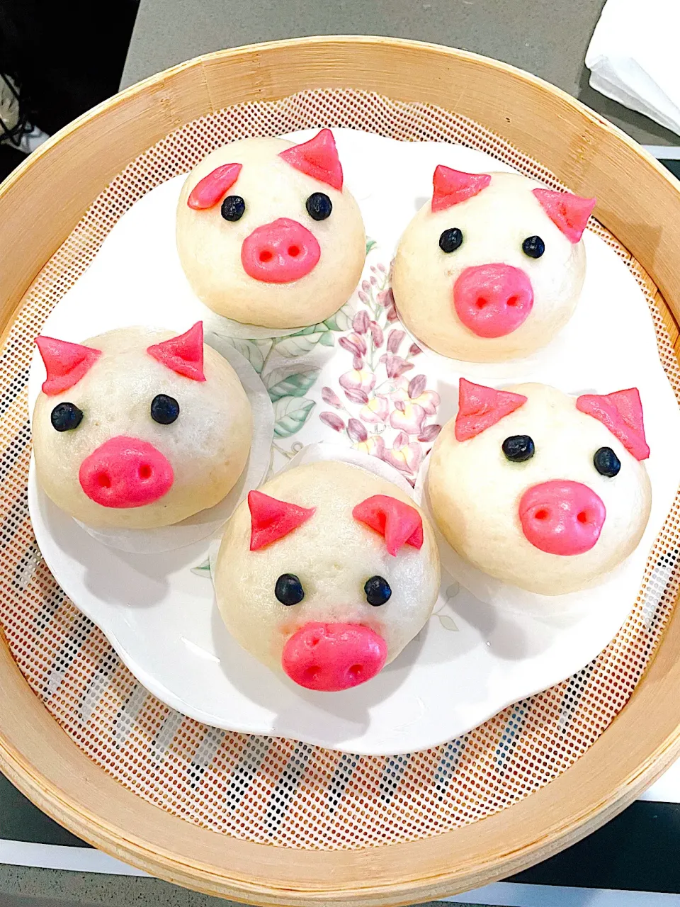 Snapdishの料理写真:Piggy red bean steamed buns|soomiさん