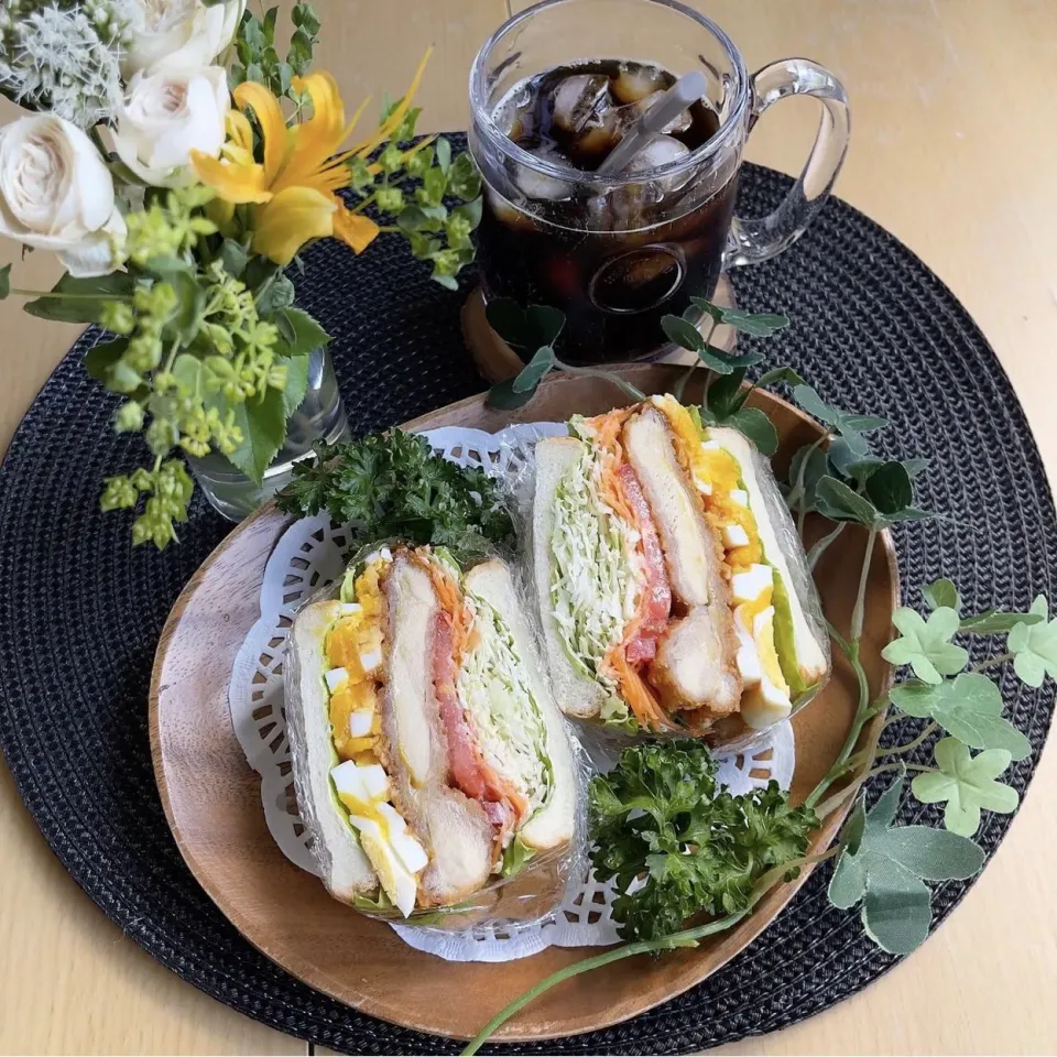 10/20❤︎ローソンパリチキたまごサンド🌱

＊ 輝絹生食パン
＊ パリチキ
＊半熟たまご
＊フリルレタス ＊キャベツ ＊トマト ＊人参|Makinsさん