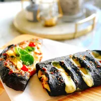 Snapdishの料理写真:Cheesy squid ink bread|soomiさん