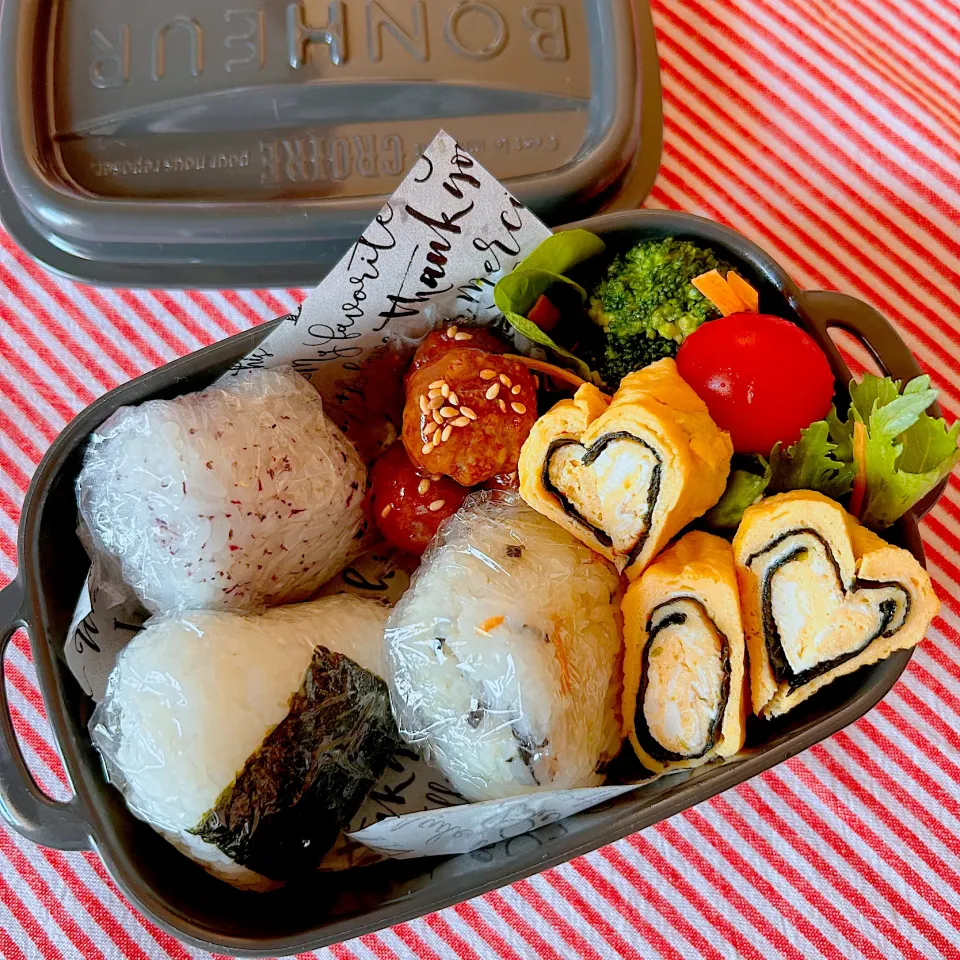 Snapdishの料理写真:おむすび弁当|はるち- ̗̀ ☺︎  ̖́-さん