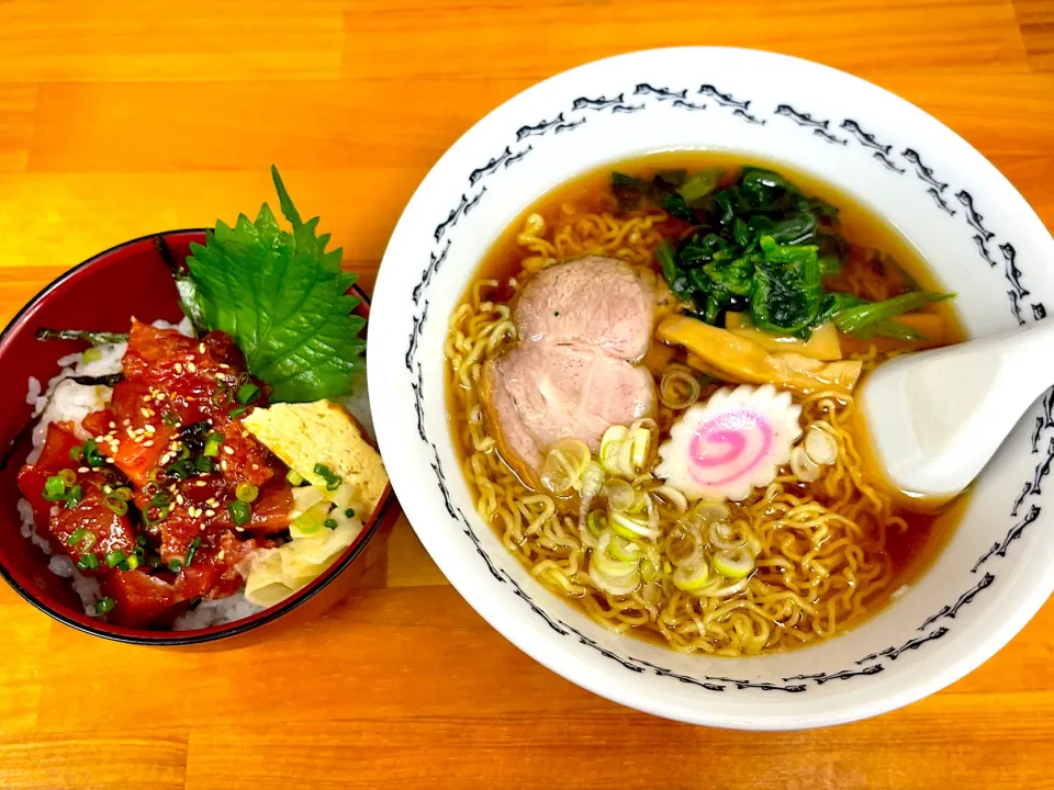 Snapdishの料理写真:八戸ラーメンとマグロユッケ丼|Noriyuki Saitoさん