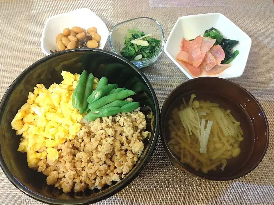 ☆三色丼
☆ほうれん草とベーコンソテー
☆昆布豆
☆大根葉浅漬け
☆エノキすまし汁|chikakoさん