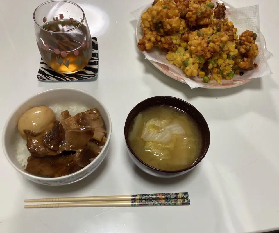 晩御飯☆煮豚丼。煮卵のせ☆コーンと枝豆のかき揚げ☆みそ汁（白菜・大根）|Saharaさん