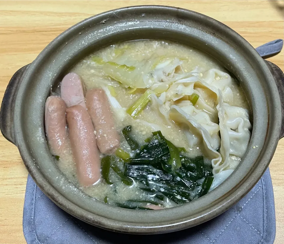 Snapdishの料理写真:万能味ソースで餃子鍋|料理好きなじいさまさん