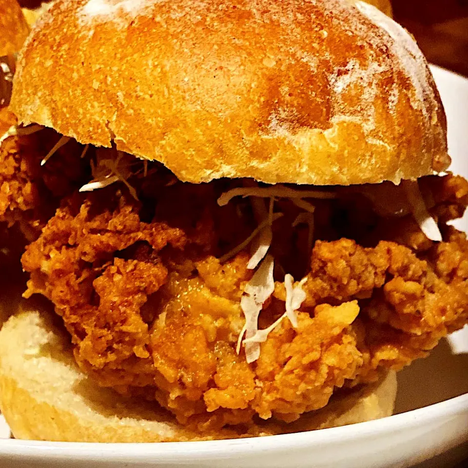 Dinner ! Dinner ! 
EFC Emanuel’s Crispy Fried Chicken Burger 
With #reuse Freshly Made Salmon Fish Cakes with Freshly Made Tartar Sauce 
#crispychickenburger #h|Emanuel Hayashiさん