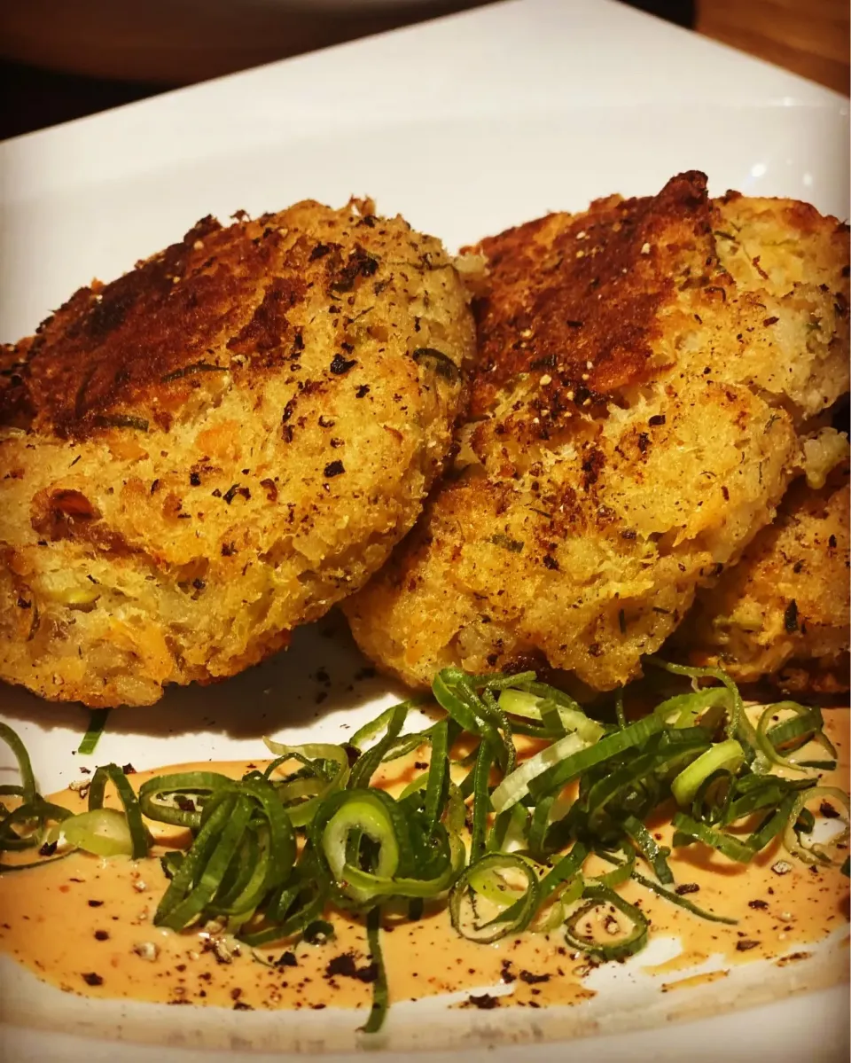 Dinner ! Dinner ! 
EFC Emanuel’s Crispy Fried Chicken Burger 
With #reuse Freshly Made Salmon Fish Cakes with Freshly Made Tartar Sauce 
#crispychickenburger #h|Emanuel Hayashiさん