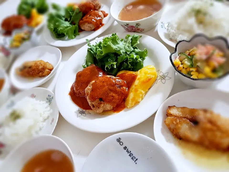 Snapdishの料理写真:夕食(,,>᎑<,,)
ハンバーグ&ポテト&サラダ🥗
カラスカレイバターソテー
きゅうりとコーンとハムのごまドレサラダ
ウインナーオニオンスープ|プリン☆さん