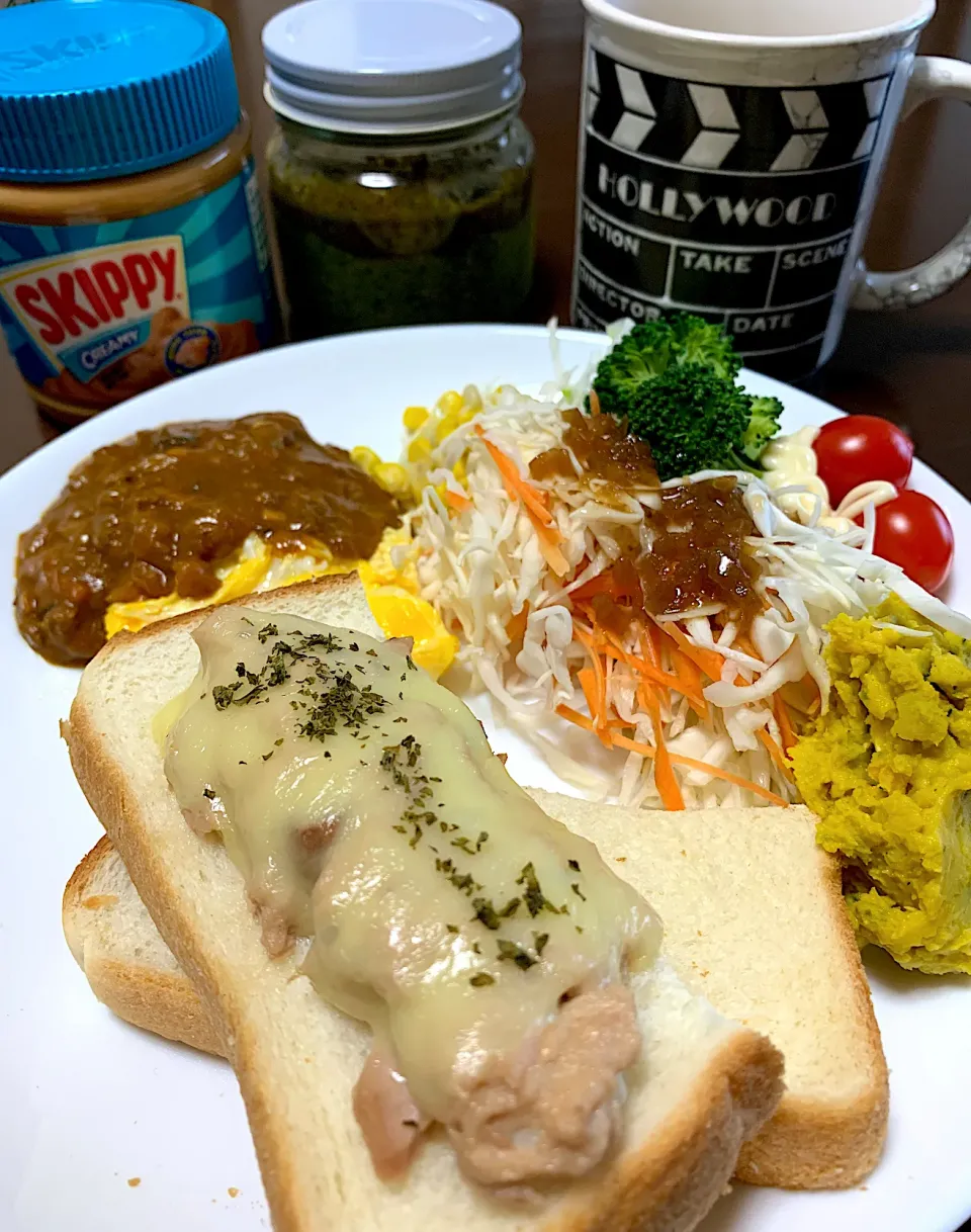 🌼はなちゃん🌼さんの料理 お休みの日の朝ごパン🥐🥪🍞⭐️ちくわパンとコーンパン🌽😊|がおりんさん