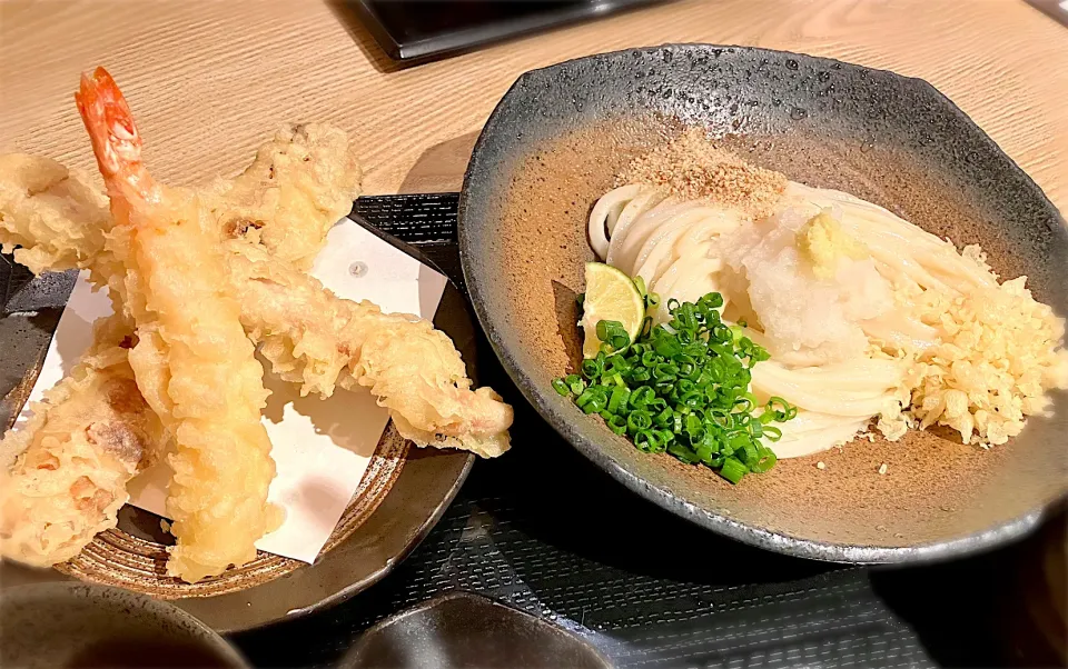 Snapdishの料理写真:冷たいぶっかけうどん&元喜盛(カシワ、エビ、ちくわの天ぷら)|リフルシャッフルさん