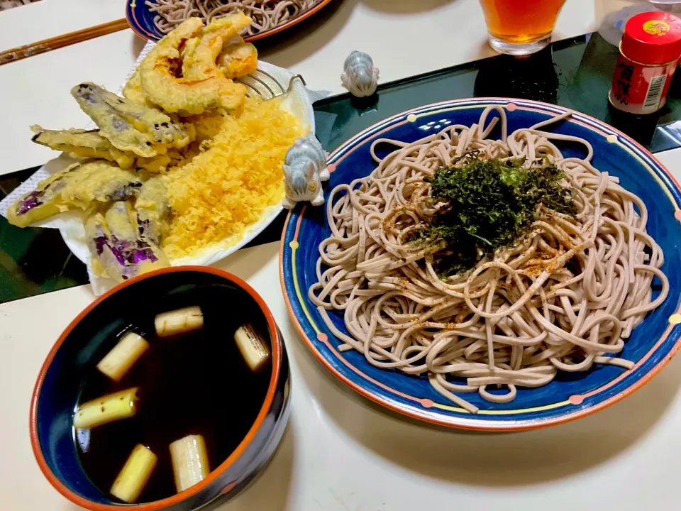 茄子🍆とかぼちゃ🎃の天ぷらを作り、山形板蕎麦用の太く腰のある蕎麦。温かい出汁には焼きネギをイン。お蕎麦には青さのりをトッピング。天ぷらで余った種で天かすもトッピング。
#山形蕎麦
#板蕎麦
#かぼちゃの天ぷら
#茄子の天ぷら
#サクサクの天カス|Takeshi  Nagakiさん