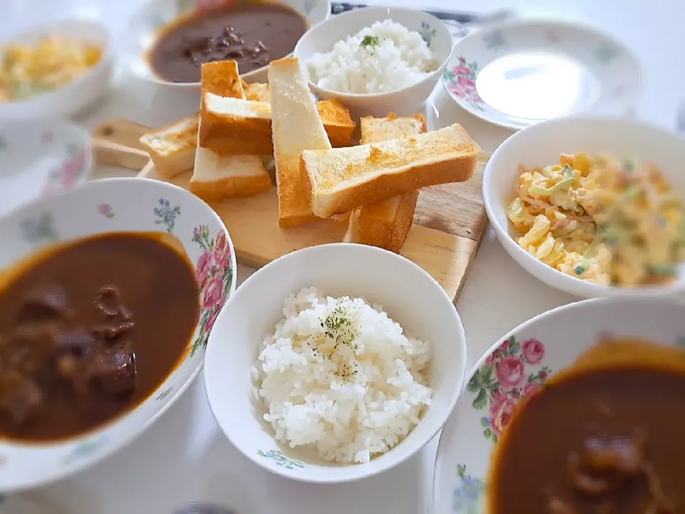 夕食(,,>᎑<,,)
ハッシュドビーフ
ごはん🍚
乃が美の食パン🍞
マカロニサラダ(きゅうり、ハム、卵)|プリン☆さん