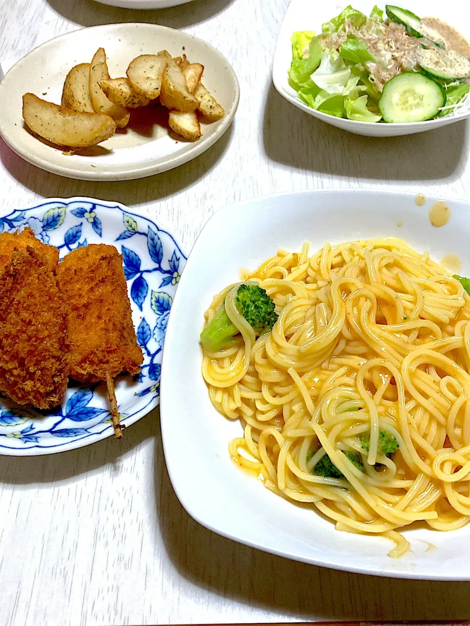 Snapdishの料理写真:ブロッコリーと明太子クリームパスタ、レタスサラダ、ミニ串カツ、ポテト|Ayaさん