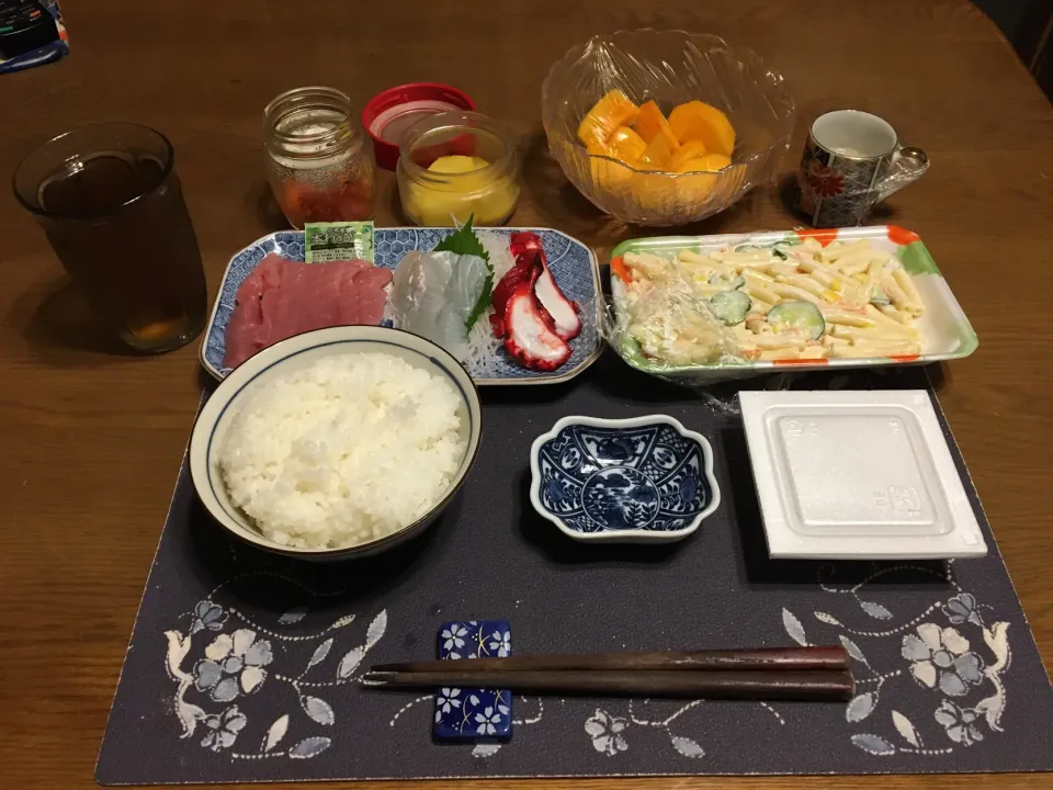 Snapdishの料理写真:ご飯、生きはだまぐろ、ひらめ、酢蛸、納豆、板海苔、マカロニサラダ、辛子明太子、沢庵、冷やした柿、六条麦茶、森永マミーの寒天(夕飯)|enarinさん