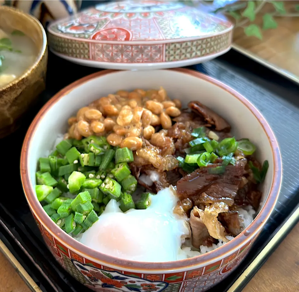 牛すき焼き納豆オクラ丼|くまちゃんさん