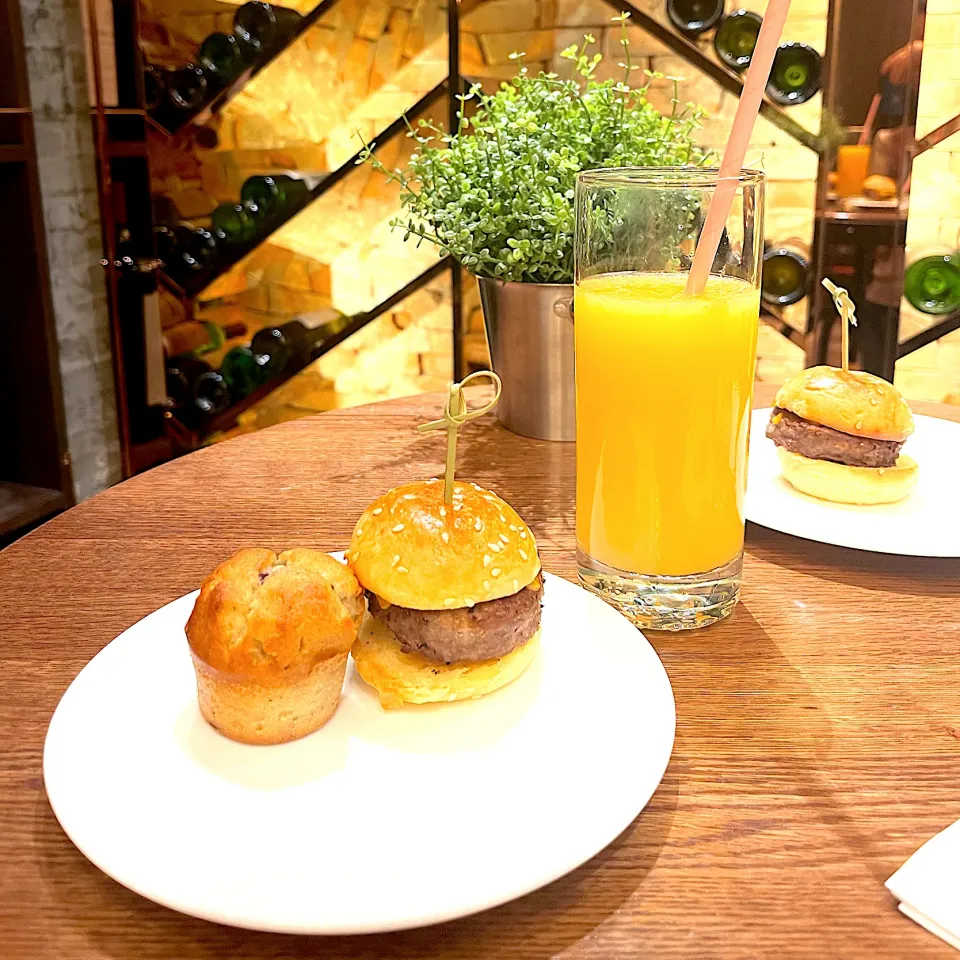 Muffin, mini burger and orange juice|skyblueさん