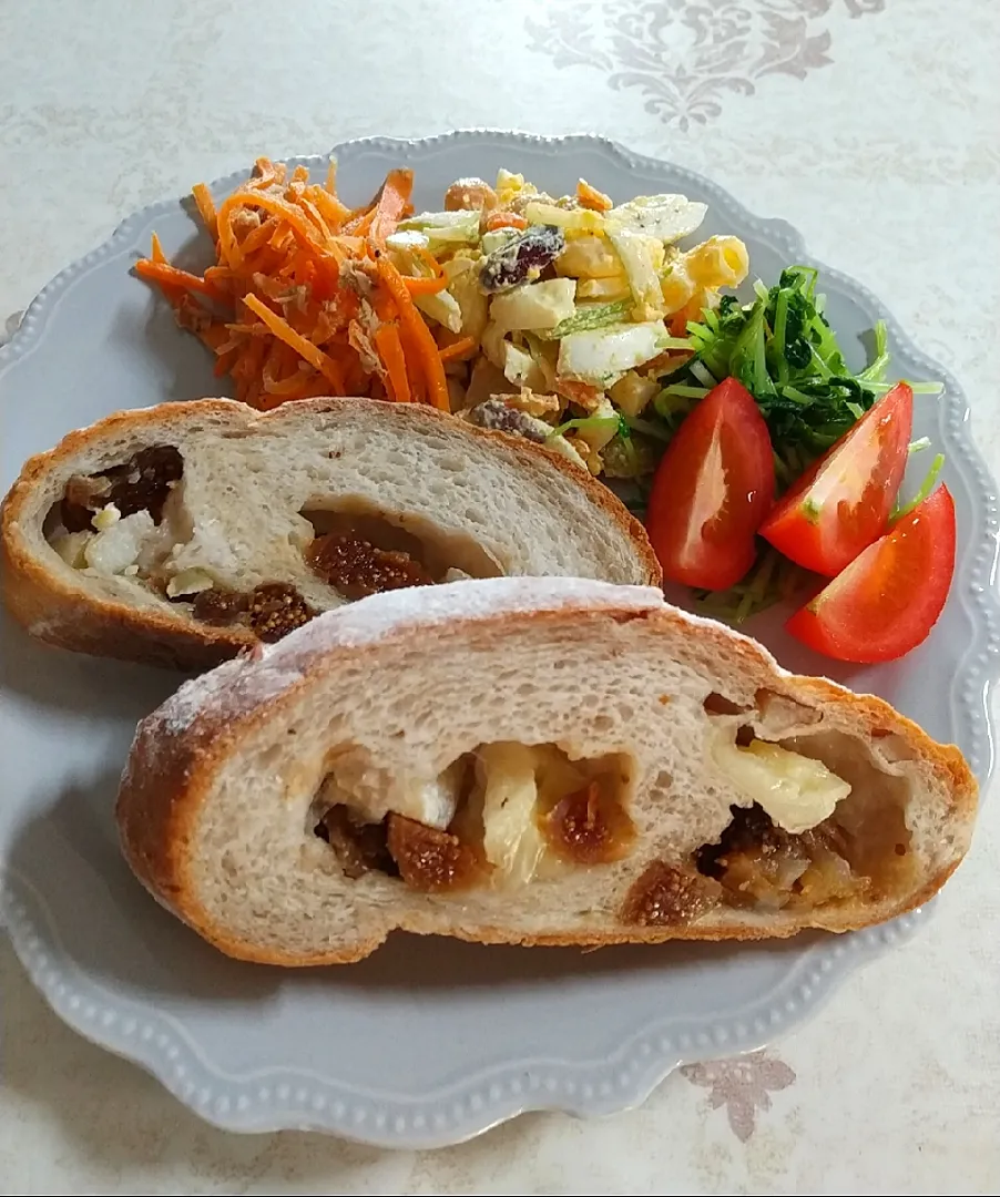 ☆今日の朝ごはん☆ 手作りカンパーニュ にんじんシリシリ  セロリとミックスビーンズ入りマカロニサラダ|hamamaさん