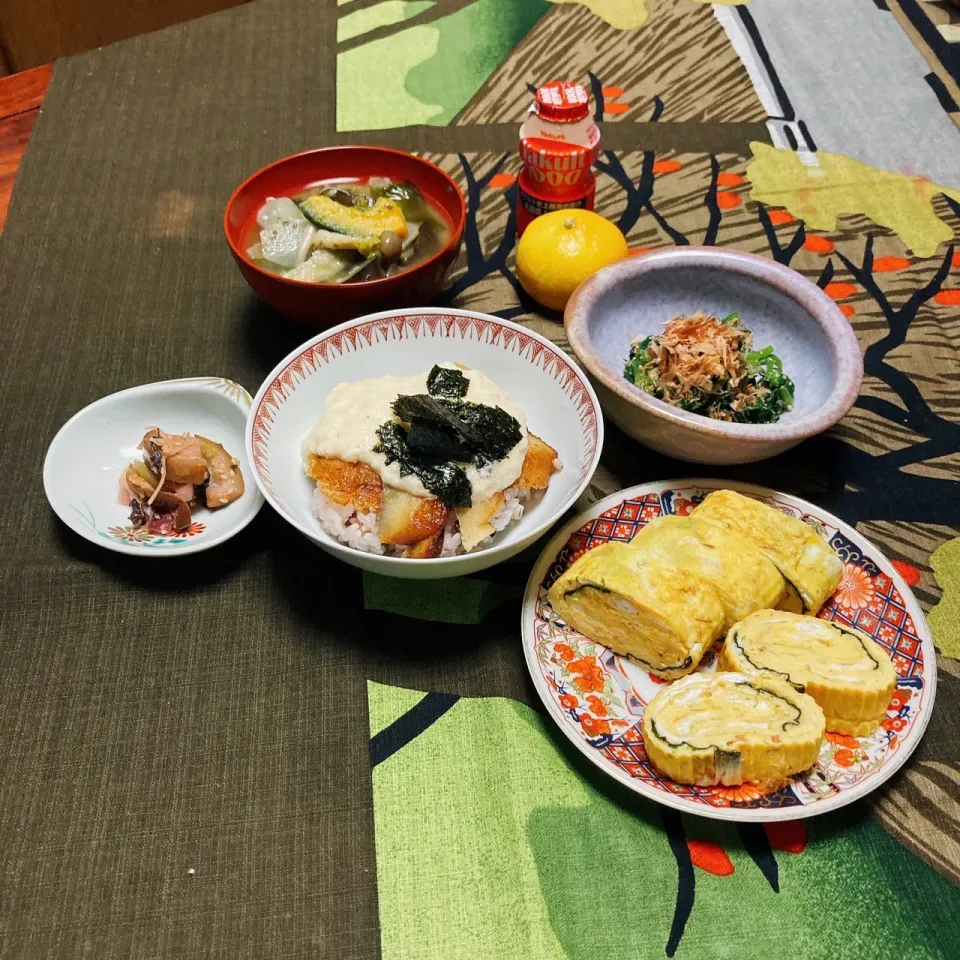 grandmaの晩ごはん☆ 今夜は山かけ丼
…玉子焼き、ほうれん草のごま和え、味噌汁で頂きます|kaoriさん