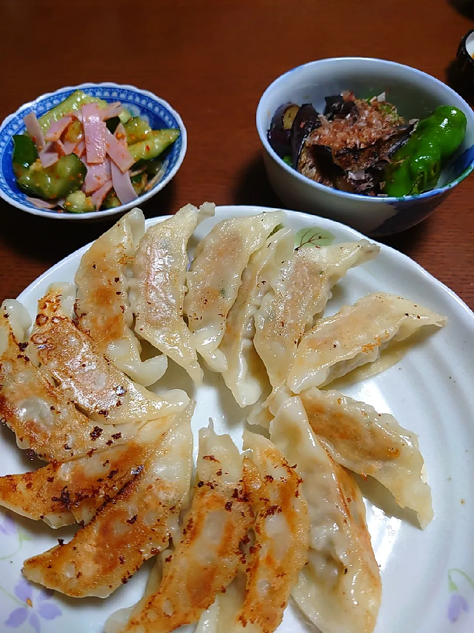 餃子
茄子と万願寺唐辛子の煮浸し
キュウリとハムの和え物|ぱやさん