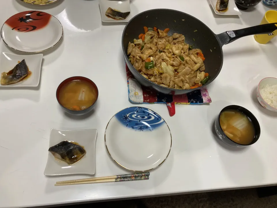 Snapdishの料理写真:晩御飯☆鶏皮野菜炒め（キムチ味）☆ほっけの切り身☆みそ汁（白菜・高野豆腐・人参）|Saharaさん