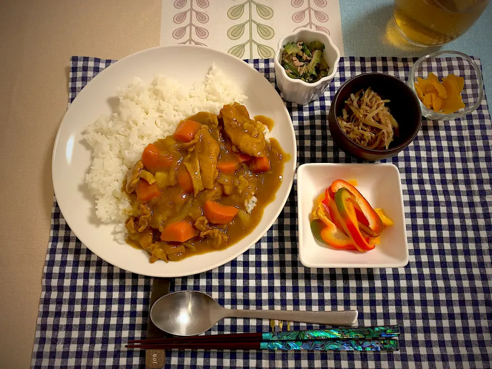 Snapdishの料理写真:2823/10/22 晩ごはんはおうちらしいカレー🍛|ひーちゃんさん