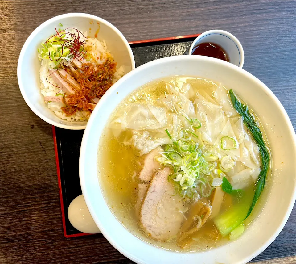 ワンタン塩ラーメン大盛り　デザートはミニチャーシュー丼|きらさん