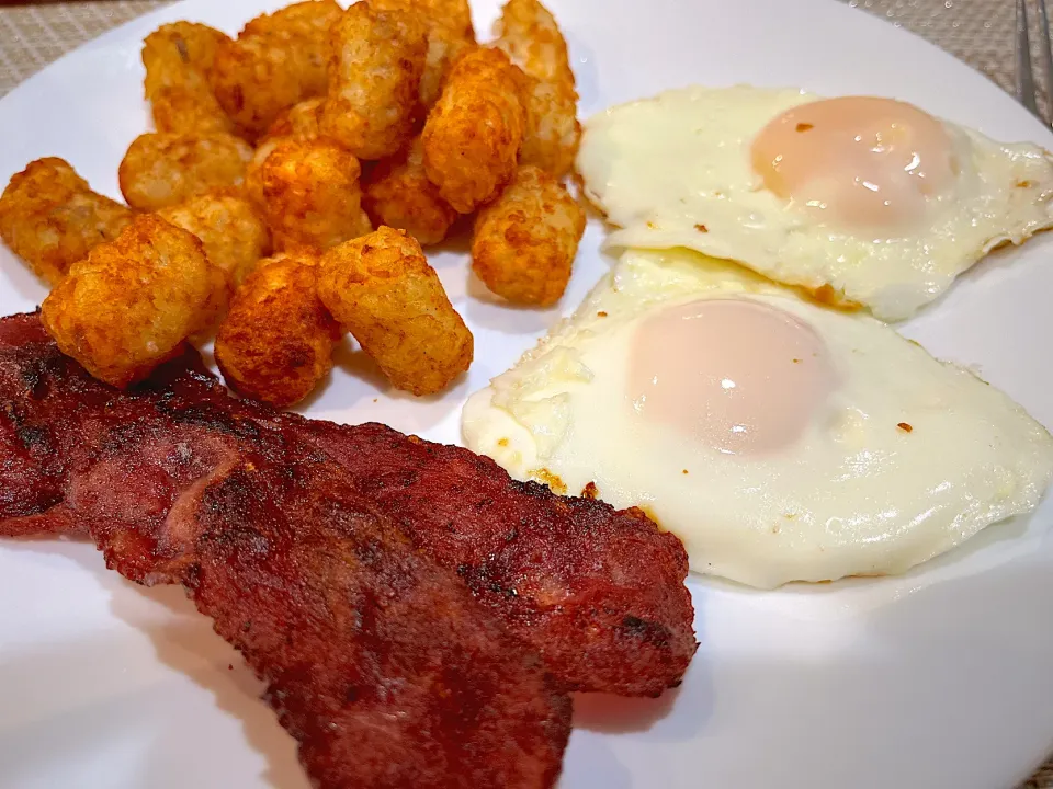 American breakfast: turkey bacon, sunny side up eggs, and tater tots|Laki Maikaʻiさん