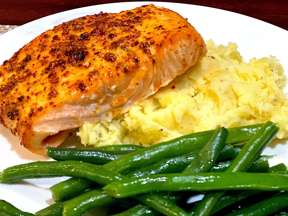 Air Fryer Salmon with Herbs, mashed potatoes and green beans|Laki Maikaʻiさん