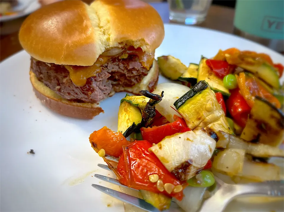 Cheeseburger with a side of roasted peppers and zucchini|Laki Maikaʻiさん