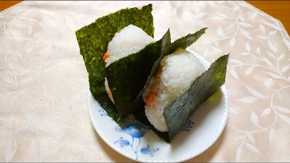 Snapdishの料理写真:10/22の夜勤弁当
塩鮭のおにぎり🍙|卯月さん