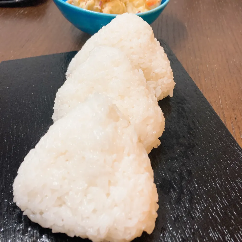 Snapdishの料理写真:10/23 塩むすび🍙|あーるさん