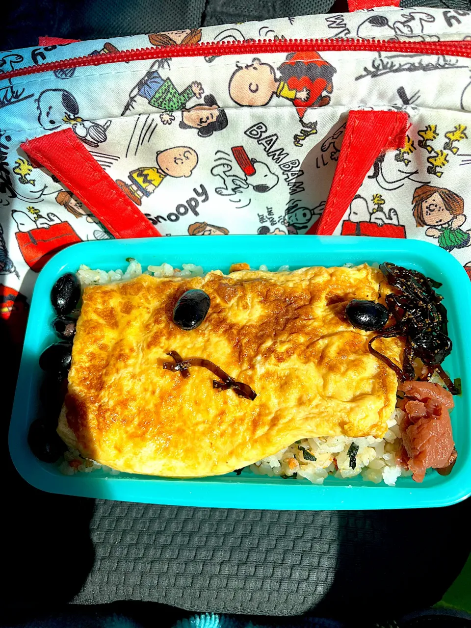 Snapdishの料理写真:#昼飯　黒豆昆布の離れ目顔チーズオムレツと茶豆5個と梅と子持ち昆布乗せロウカット玄米白米ミックスたらこワカメ混ぜご飯海苔挟み弁当|ms903さん