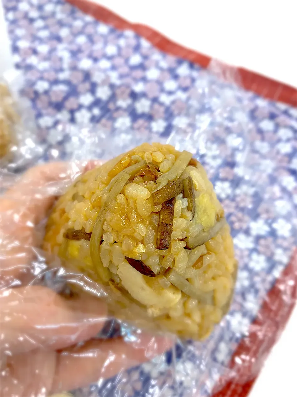 Snapdishの料理写真:きのこ炊き込みごはん　の　おにぎり🍙|うさぎぱんさん