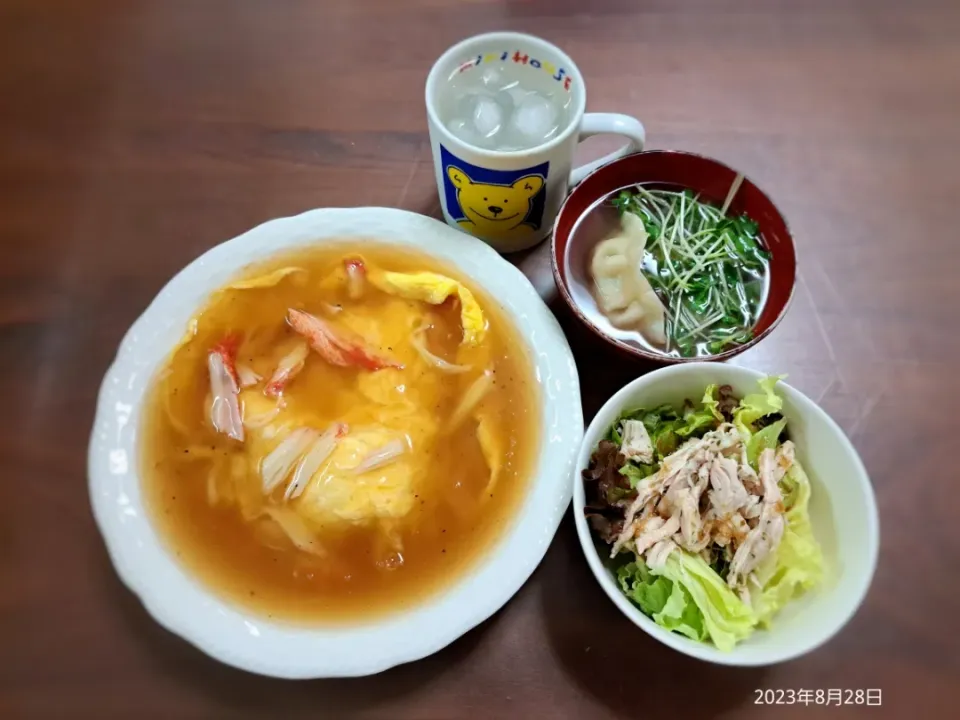 2023年8月28日の晩ご飯
天津飯
茹で鶏とレタスのサラダ
餃子スープ
焼酎水割り|ソラ♂のご飯さん