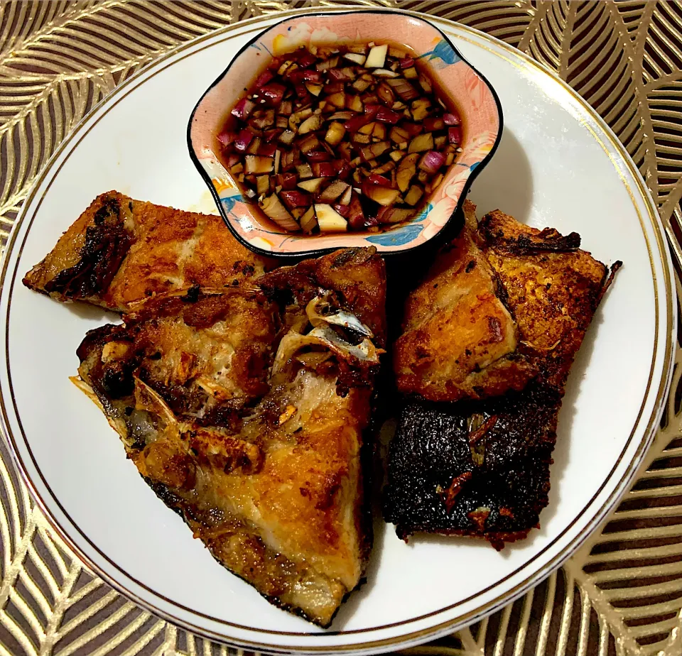 Fried milkfish marinated in vinegar, lots of garlic and fresh crush peppercorn|Ahnneさん