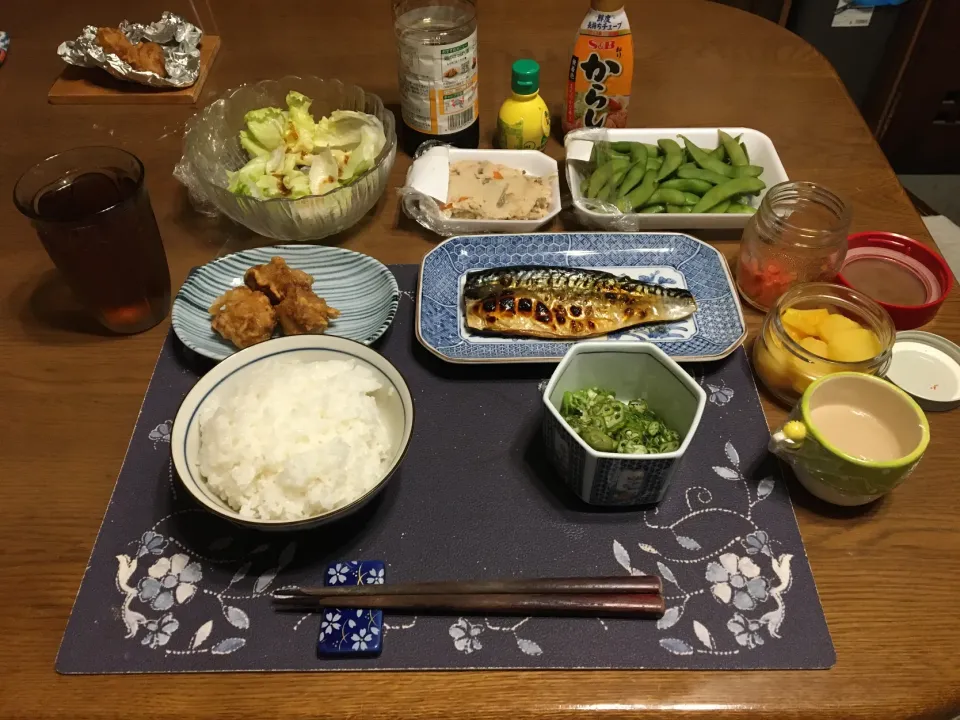 Snapdishの料理写真:ご飯、塩鯖焼き、鳥の唐揚げ、枝豆、卯の花のお惣菜、沢庵、辛子明太子、烏龍茶、森永マミーの寒天(夕飯)|enarinさん