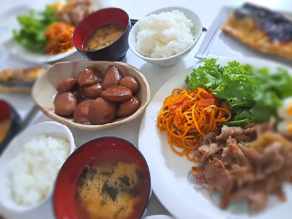 夕食(,,>᎑<,,)
豚肉としょうが焼き&ナポリタン🍝&サラダ🥗
塩サバ焼
玉こんにゃく煮
おみそ汁(里芋、ワカメ)|プリン☆さん