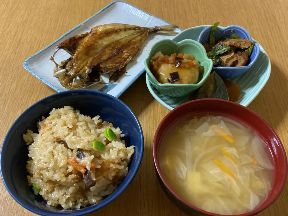 Snapdishの料理写真:炊き込みご飯&鯵の開き|ここなりさん