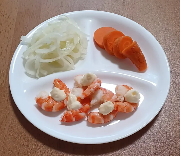 だし酢玉ねぎ
にんじん
エビマヨサラダ
ご飯🍚|ナナさん