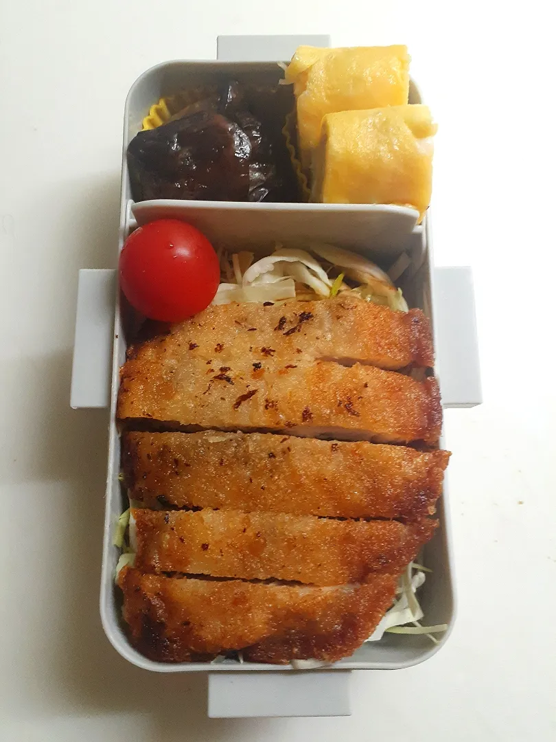 Snapdishの料理写真:☆中学生弁当☆豚カツ、キャベツ、ミニトマト、ごはん、茄子甘辛、シラス葱卵焼き|ｼｮｺﾗさん