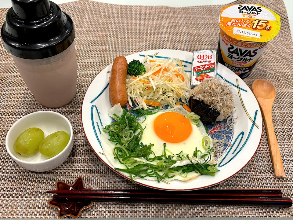 中学生息子の朝ごはん🍳 目玉焼きとおにぎりモーニング🍙🍳|Snow10さん