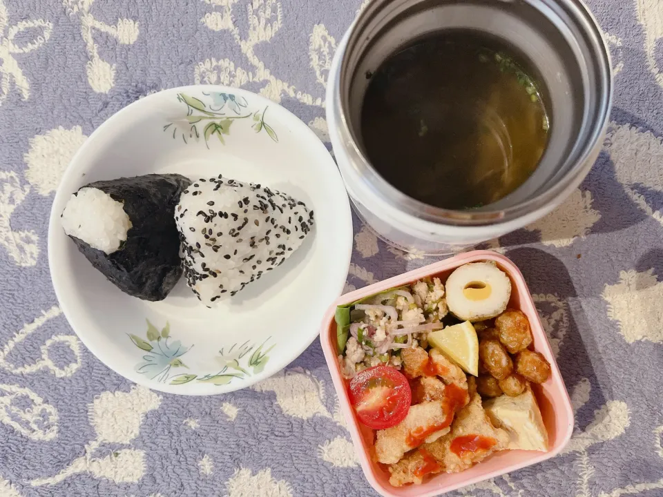 Snapdishの料理写真:おにぎりと鶏皮のパリパリ揚げのお弁当|とぴさん