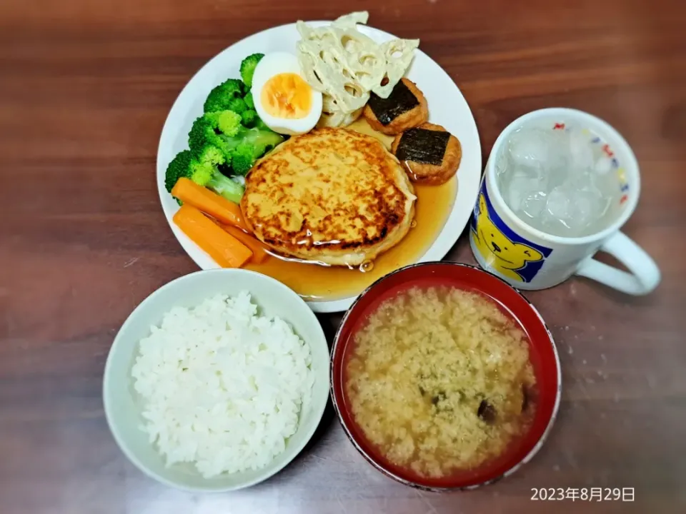 Snapdishの料理写真:2023年8月29日の晩ご飯
豆腐ハンバーグ
れんこんのマヨ和え
ブロッコリーとにんじんの温野菜
チキンナゲット
しじみのお味噌汁
焼酎水割り|ソラ♂のご飯さん