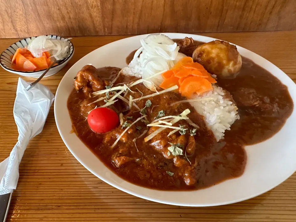 辛口バターチキンと小辛チキンのあいがけ🍛🔥味玉トッピング🥚ピクルスマシマシ🥒|buhizouさん