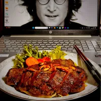 Snapdishの料理写真:『黒毛和牛ももステーキ丼』✨✨✨肉が食いたい。本日のテレワークランチ|イチロッタさん