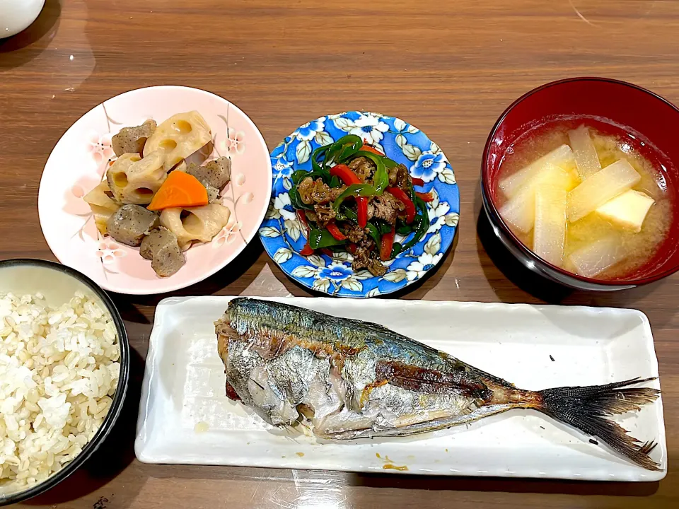 Snapdishの料理写真:鯵の塩焼き　大根と厚揚げの味噌汁　ピーマンと牛こまの甘辛焼き　蓮根と蒟蒻の煮物|おさむん17さん