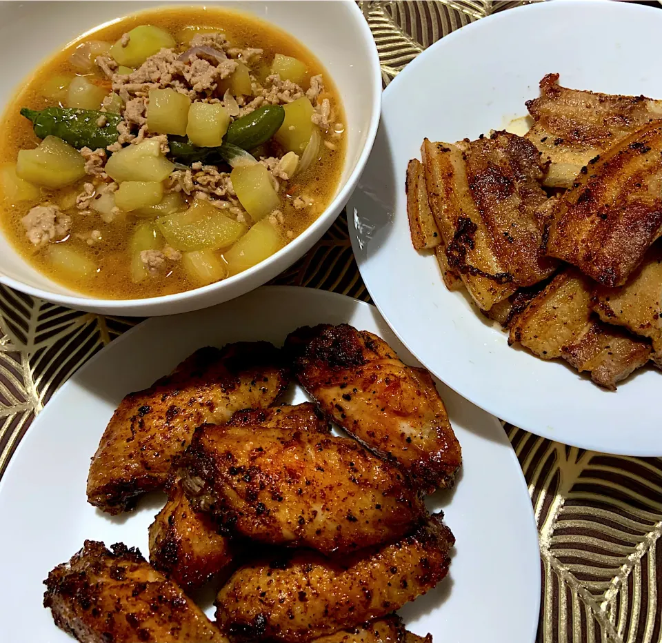 Dinner bottle gourd with minced meat, pepper chicken and fried pork|Ahnneさん