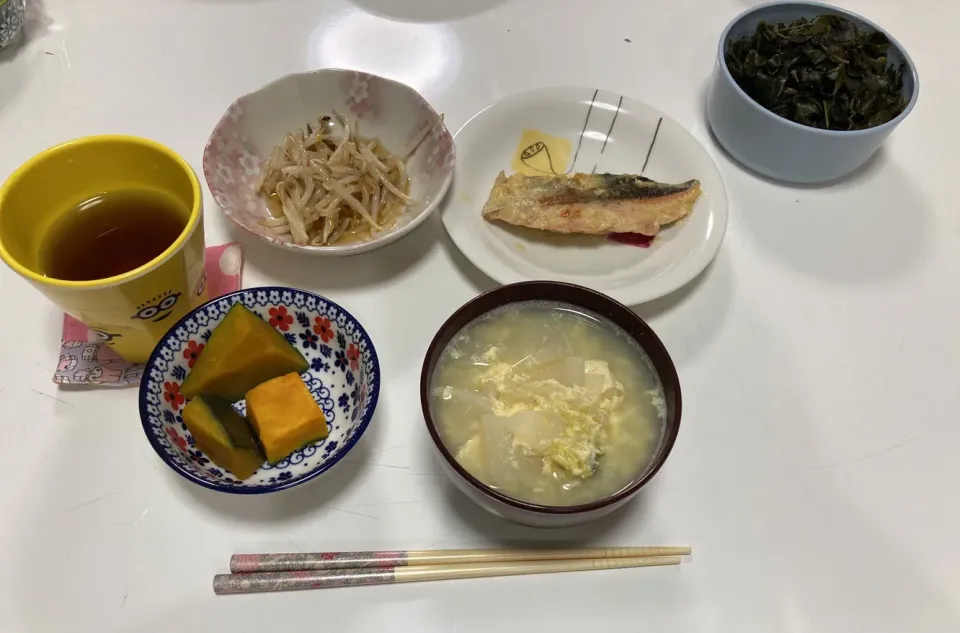 Snapdishの料理写真:晩御飯☆秋鮭のみそマヨ焼き☆南瓜の炊いたん☆もやしの中華和え☆かき卵汁（白菜・大根・高野豆腐）☆ピーマンの葉の佃煮|Saharaさん